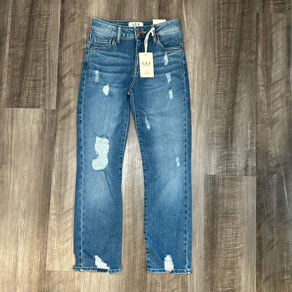 Letter to Juliet Distressed Short in Optic White TS01638